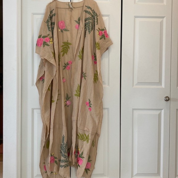 Aratta Silent Journey embroidered floral kimono robe - Picture 1 of 12